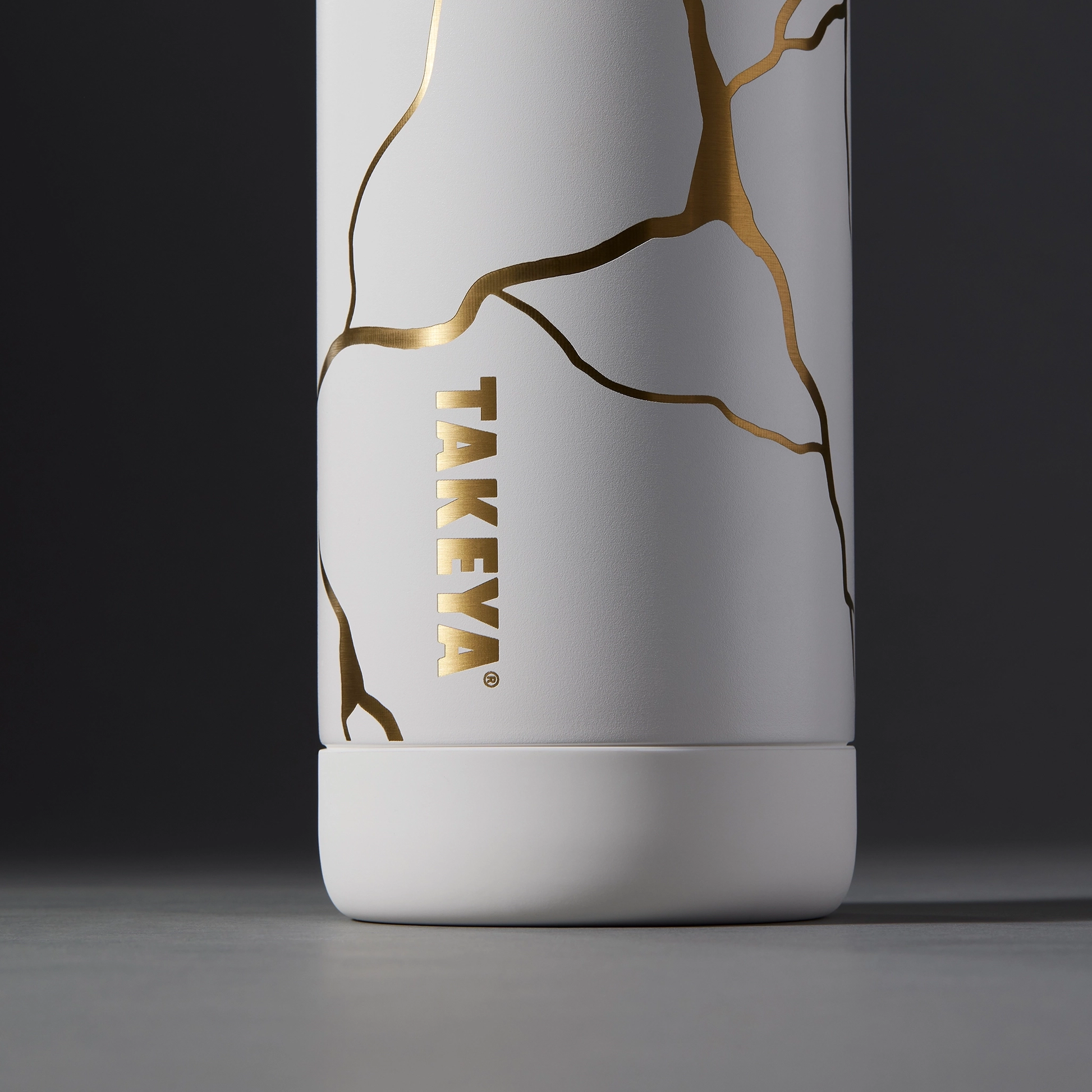kintsugi-water-bottle-with-straw-lid-o8 51389-TK_HO25_Kintsugi_Takeya9236_Crop.png